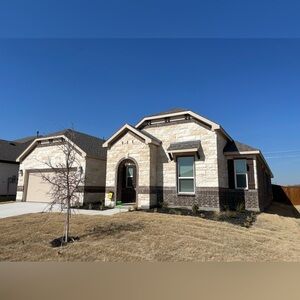 🤩REDUCED PRICE!!🎉 -Modern Stone and Brick 🏠 home/ $439,180DM for more info. 🤩